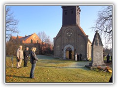 13.11.: Blick auf die Kirche mit dem Gedenkstein.