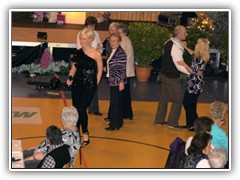 Zum Gesang von Helene Fischer tanzen die Senioren munter weiter.