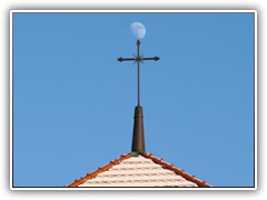 Ruht sich der Mond auf dem Kirchen-Kreuz aus?