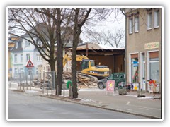 7.2.: Schon von Weitem sah man, dass der Abriss der 'Linde' heute begann.
