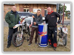 Die Vernstalter des Kinderfestes Sven Steffens (li.) von ESC Security und Dirk Rahmlow (re.) von SAN-DA-KEMPO. In der Mitte der bekannte FMX-Fahrer Stefan Bengs.