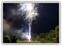 16.6.: Mit einem gewaltigen Feuerwerk wurde abends an der Dorfaue eine Hochzeit gefeiert.
