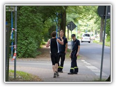 Die Feuerwehr sichert die Strecke ab und weist den Weg.