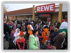 28.10.: Vor dem Eingang zum REWE-Supermarkt. Weitere Fotos im  REWE-Wette-Ordner vom 28.10. 