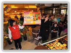 28.10.: Die Kinder haben die Wette gewonnen. Die Schulleiterin Frau Holm erh�lt einen Scheck �ber 500 Euro f�r die Schule. Weitere Fotos im  REWE-Wette-Ordner vom 28.10. 
