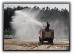 4.9.: Die Feuerwehr verdichtet den Boden mit Wasser.