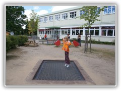 So wie hier auf dem Trampolin k�nnen sich die Kinder an vielen Spielger�ten auf dem Schulhof austoben.