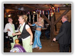 31.12.: Im Kniglichen Forsthaus wurde u.a. orientalischer Tanz prsentiert
