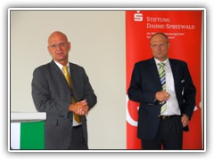 27.7.: Landrat Stephan Loge und Ernst Dienst von der MBS mit einleitenden Worten zur F�rdermittelvergabe der Sparkasse. Weitere Fotos im  Ordner vom 27.7. 