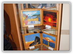 In der Vitrine wurden die kleineren Werke gezeigt.