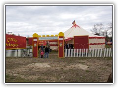 8.4.: Nachmittags �ffnete der Zirkus 'Magic' am Bahnhofsvorplatz seine Tore.