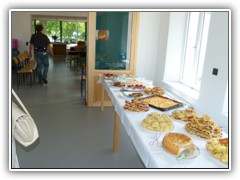 Im Gebude wurde Kuchen angeboten.