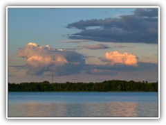 18.7.: Abendwolken �ber dem P�tzer Vordersee. Mit etwas Phantasie k�nnte die linke Wolke einen Hund darstellen.
