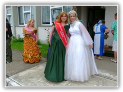 Die Bestenseer Schneek�nigin mit der Harzer Kr�uterk�nigin Steffi I.