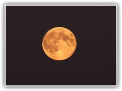 12.9.: Im Westen hat sich die Sonne soeben zur Nachtruhe verabschiedet, und in entgegengesetzter Richtung erscheint der Mond in voller Sch�nheit.
