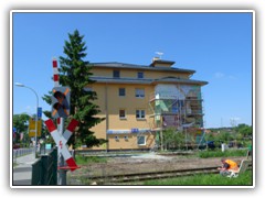 Das neues Wohn- und Geschftshaus am Bahnhof wird bemalt