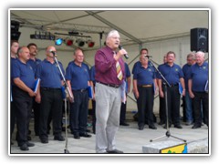 Ernst Micka wurde vom Vorsitzenden des Sngerkreises Knigs Wusterhausen Horst Sauerwald und von Matthias Hppe, stellvertretend fr den Gesangverein, fr seine 60-jhrige Mitgliedschaft bei den Sngern geehrt.