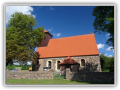 16.8.: Auch die Dorfkirche gibt bei diesem strahlend blauen Himmel ein schnes Motiv ab