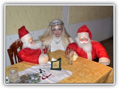 Auch drinnen war es weihnachtlich: zwei Weihnachtsm�nner unterhielten sich mit der Schneek�nigin
