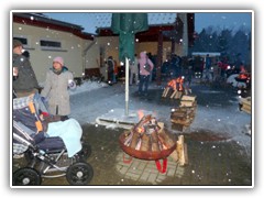 Drau�en f�llte sich der Platz weiter, schlie�lich waren es ca. 100 Personen