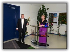 Der B�rgermeister empfing am Eingang jede Dame mit einer Rose.