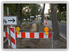 14.9.: Bei den Bauarbeiten fr den neuen Gehweg von der Wielandstae bis zur Paul-Gerhardt-Strae ist man jetzt am Seniorenzentrum angelangt.