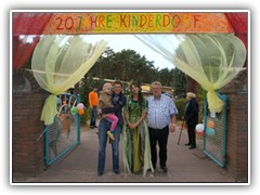 Tina Fischer, Ilona Heiland und Klaus-Dieter Quasdorf am Eingang des Kinderdorfes.