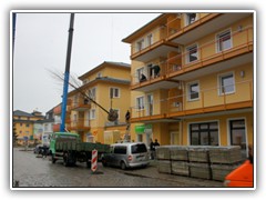 28.11.: Bei regnerischem Wetter wurde heute die Linde fr das neue Wohn- und Geschftshaus am Bahbergang geliefert.