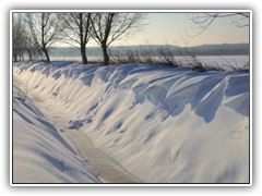 12.12.: Interessante Muster entstanden durch Schneeverwehungen an einem Entwsserungsgraben. Weitere Fotos im Winterfahrt-Ordner vom 12.12. 