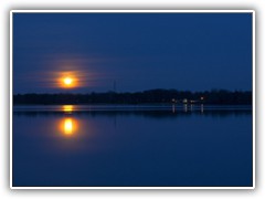 28.12.: Der Mond spiegelt sich im Wasser des Ptzer Vordersees.