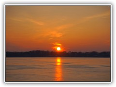 25.3.: Die aufgehende Sonne spiegelt sich auf dem Eis des Ptzer Vordersees.