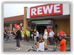 17.8.: Nachmittags startete der REWE-Einkaufsmarkt eine Wette. Weitere Fotos im REWE-Wette-Ordner vom 17.8. 