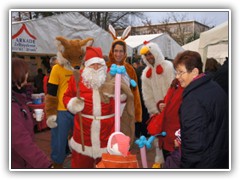 30.11.: Der Weihnachtsmann umgab sich hier mit Tieren. Weitere Fotos im Stollenfest-Ordner vom 30.11. 