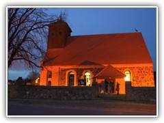 Die alte Dorfkirche vor dem Konzert.