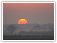 14.3.: 'Wetterfrosch' Sven Plger erluterte im rbb-Wetter, dass die Sonne eigentlich noch unter dem Horizont steht, durch die Lichtbrechung in der Atmosphre aber schon (verformt) sichtbar ist.