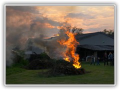 19.4.: Bei einem kleineren Osterfeuer sah es aus, als ob der Feuerteufel dem Reisighaufen entspringt.
