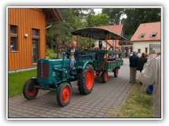 21.6.: Hinter einem Trecker konnte man auf einem Anhnger mitfahren. Weitere Fotos im Schleusenfest-Ordner vom 21.6.  