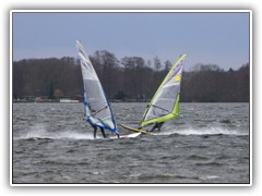 20.12.: Bei strmischem Wetter hatten Windsurfer auf dem Ptzer Vordersee ihren Spa. Weitere Fotos im Surfer-Ordner vom 20.12.