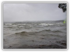 9.1.: Zu dem Sturm kam der Regen, der auch mich vllig nass werden lie. Weitere Fotos im Surfen-Ordner vom 9.1.