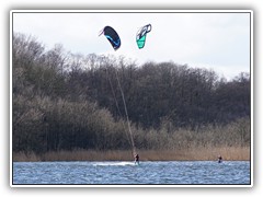 Zwei Kite-Surfer hatten bei krftigem Wind hier ihren Spa.