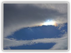 In der Nhe der Sonne waren die Wolkenrnder farbig eingesumt, vermutlich durch Brechung des Lichts an feinen Eiskristallen, wie es auch bei Sonnenhalos der Fall ist.