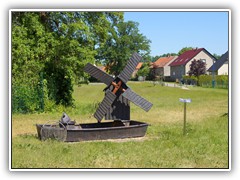 Der Fischerkahn und Bockwindmhle auf der Gro Bestener Drfaue erinnern an die alte Tradition des Fischfangs und Mhlenhandwerks.