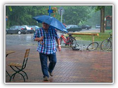 Der Brgermeister kam im strmenden Regen an.