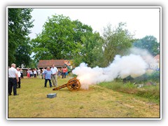 13.6.: zurck zum Schleusenfest: Der Havixbecker und Bestenseer Brgermeister lsten gemeinsam einen Schuss aus der Haubitze aus. Weitere Fotos im Schleusenfest-Ordner vom 13.6.