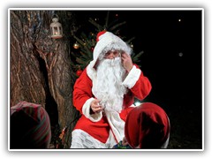 20.12.: Der Weihnachtsmann durfte natrlich nicht fehlen. Die Kinder konnten sich mit ihm fotografieren lassen. Weitere Fotos im Ptzer Advent-Ordner vom 20.12.