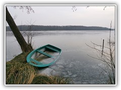 4.1.: Ein vergessener Kahn ist am Ptzer Hintersee eingefroren.