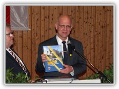11.1.: Der Landrat Stephan Loge berreichte eine Chronik des Landkreises Dahme-Spreewald als Geschenk. Weitere Fotos im Neujahrsempfang-Ordner vom 11.1.