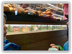 6.2.: Unter dem Kuchen- und Backwarenangebot fuhr in Kinderaugenhhe eine elektrische Eisenbahn. Weitere Fotos im Caf Wahl-Ordner vom 6.2.