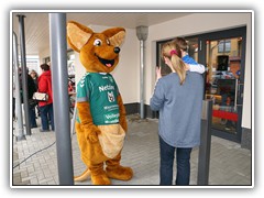 Gegen Mittag traf das Maskottchen der Volleyballer der 1. Bundesliga 'Netzhoppers KW-Bestensee' ein.