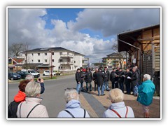 24.4.: Start zur Frhlingswanderung mit frhlichen Liedern des Mnnergesangvereins. Weitere Fotos im Wandern-Ordner vom 24.4.